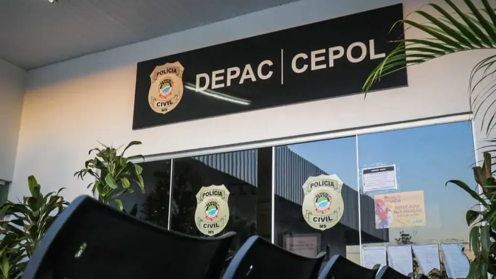 Criança de 6 anos é encontrada sozinha em casa; pais alegam ida à pizzaria