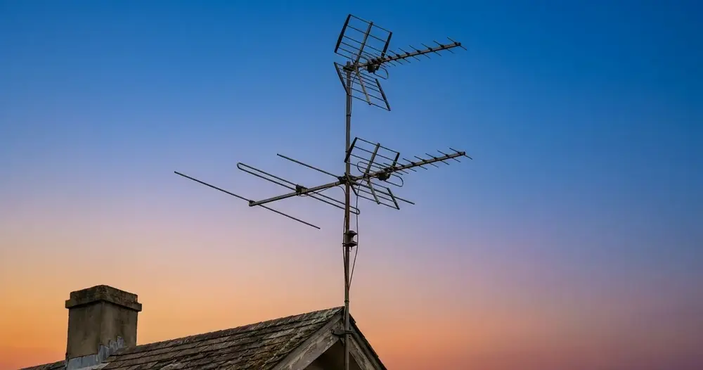 antena externa de televisão instalada em telhado ao entardecer
